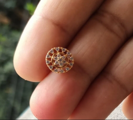 গোল্ডেন মেটাল নোজ পিন ওর উইমেন উইথ ডায়মন্ড কাট স্টোন