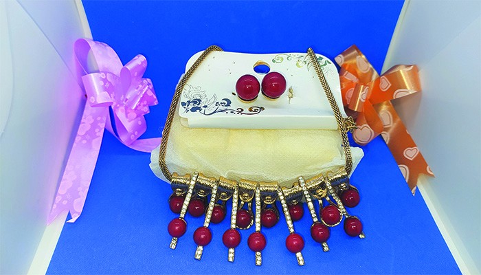 মালাসেট স্টোন+পুথি সেটিং লাল কালার